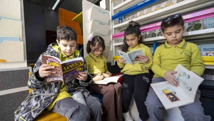 Mersin’de çocuklar tiyatro ve Kitobüs ile buluştu