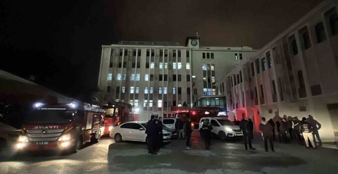 Mersin’de emniyetin ek binasında çıkan yangın büyümeden söndürüldü