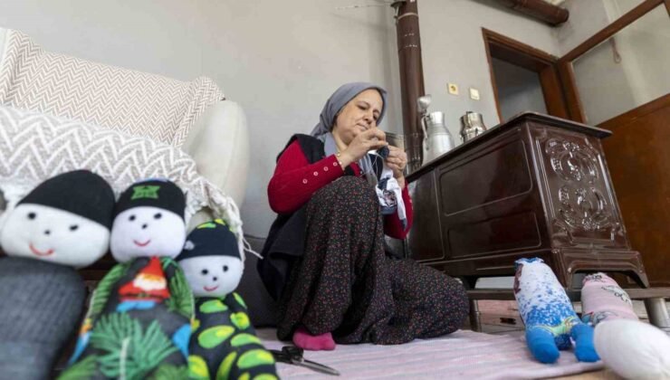 Mersin’de evler atölyeye dönüştü: Kadınlar çoraptan oyuncak yapıyor