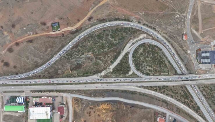 Milyonlarca öğrenci pazartesi ders başı yapacak, tatilciler dönüşe geçti: 43 ilin geçiş noktasında yoğun trafik