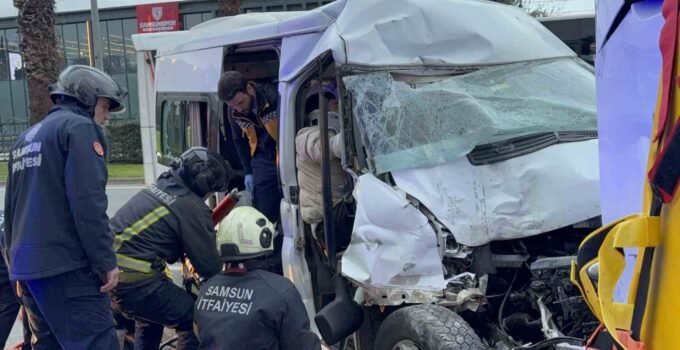 Minibüs, hafif ticari araç ve otobüse çarptı: 7 yaralı