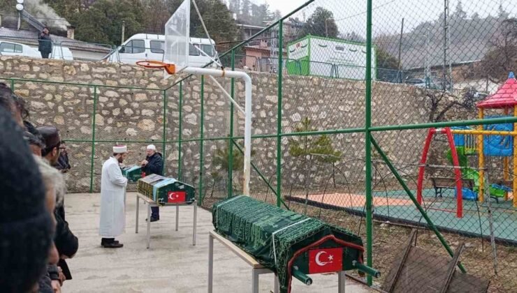 Minibüsün uçuruma yuvarlandığı kazada ölen 3 kişi son yolculuklarına uğurlandı