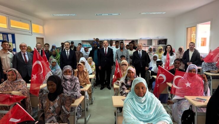 Moritanya’da Türkoloji okuyan Afrikalı öğrenciler UCLG Başkanı Altay’ı coşkuyla karşıladı