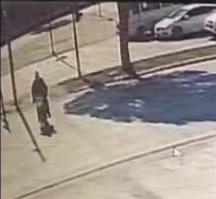 Motosikletiyle yaya geçidinden geçmek isteyen adamın hayatını kaybettiği kaza anları ortaya çıktı