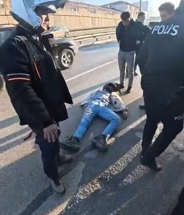 Motosikletli kuryeye arkadan çarpan aracın kaçtığı iddiası