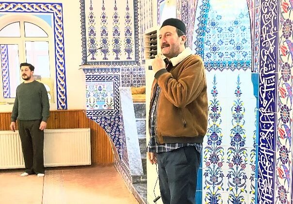 Müezzin “Kâbe’de Hacılar” ilahisini okudu, öğrenciler eşlik etti