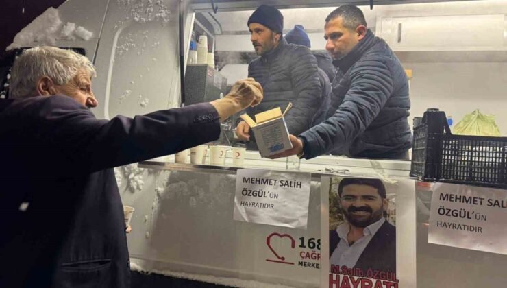 Muradiye’de teravih sonrası lokma ikramı