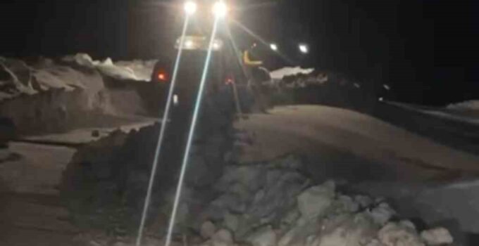 Muş’ta fırtına nedeniyle köy yolu ulaşıma kapandı