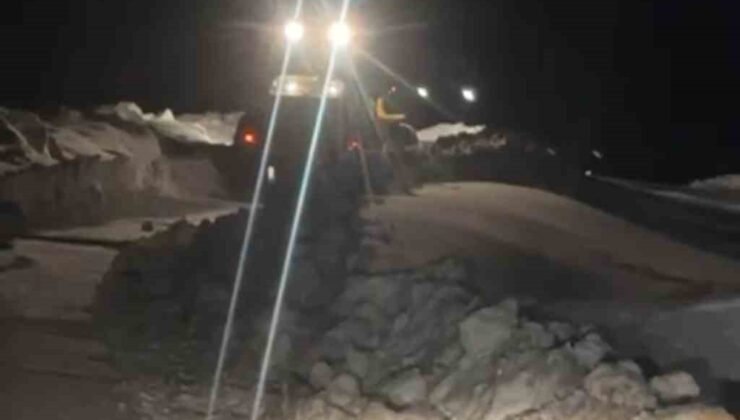 Muş’ta fırtına nedeniyle köy yolu ulaşıma kapandı