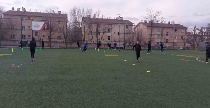 Muş’ta futbol antrenmanları sürüyor