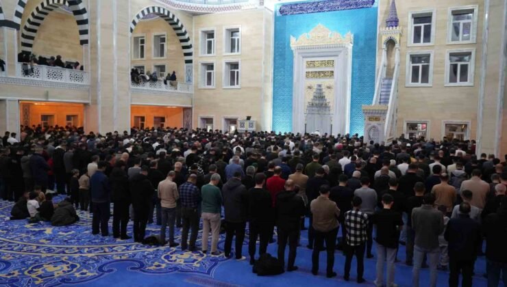 Muş’ta Kadir Gecesi dualarla idrak edildi