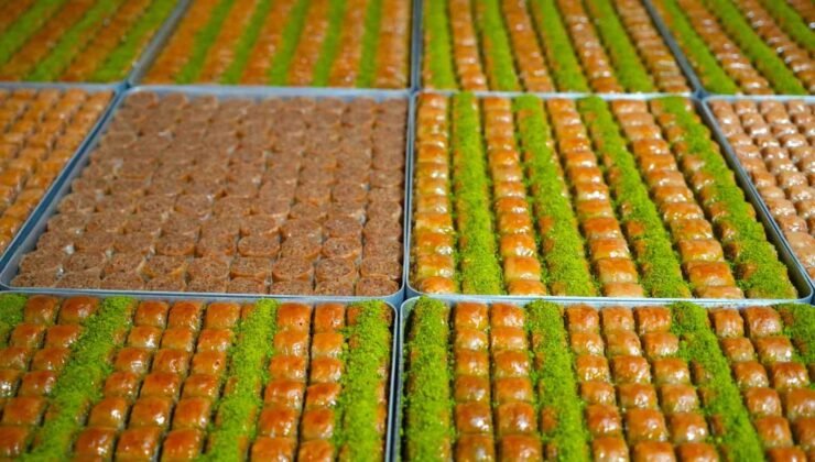 Muş’ta tatlıcıların yoğun bayram mesaisi