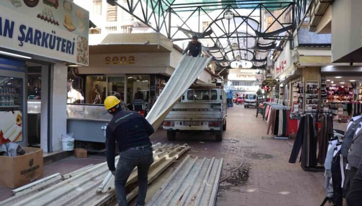Nazilli Ayakkabıcılar Sokağı’nda çatı yenileme çalışmaları yeniden başladı