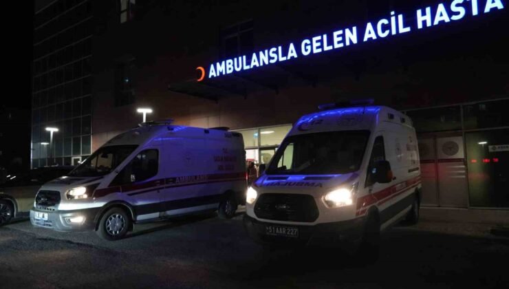 Niğde’de kontrolden çıkan otomobil elektrik direğine çarptı: 1 ölü, 1 yaralı