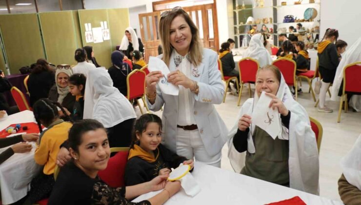 Nineler ve torunları mendil geleneğinde buluştu: Ellerini öptükleri ninelerinin sardığı mendillerden hediyelerini aldılar