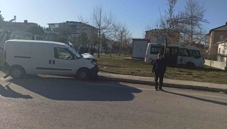 Öğrenci servisi ile hafif ticari araç çarpıştı: 2 yaralı