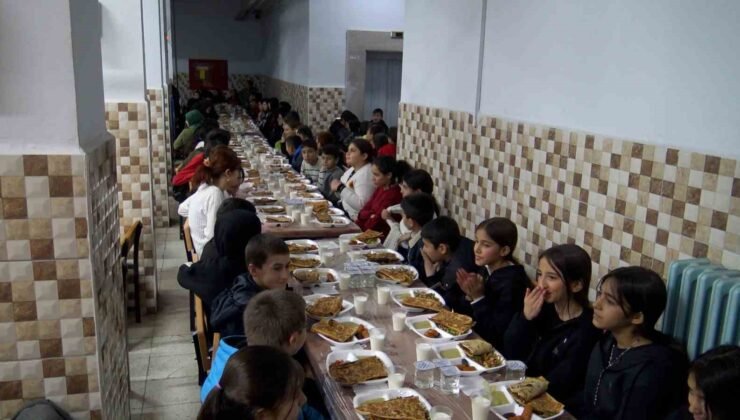 Öğretmen-veli dayanışmasıyla köy okulunda öğrencilere restoran tadında iftar yemeği