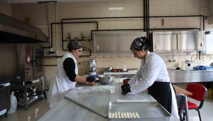 Olgunlaşma Enstitüsünde bayram için alınan tatlı siparişleri doğal malzemelerle hazırlanıyor