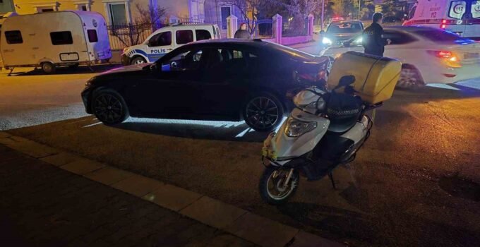 Önüne araç çıkınca motosikleti deviren kurye yaralandı