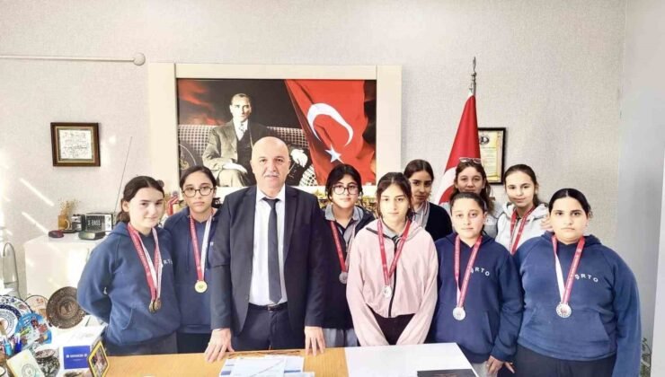 Ortaokul öğrencileri bilek güreşinde madalyalara ambargo koydu