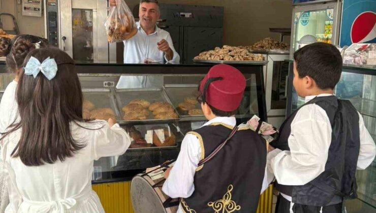 Osmaniye’de öğrenciler maniler okudular, lokum dağıttı