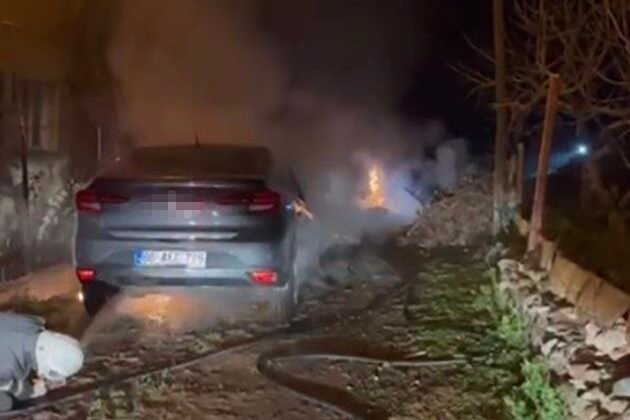 Osmaniye’de park halindeki otomobilde çıkan yangın söndürüldü