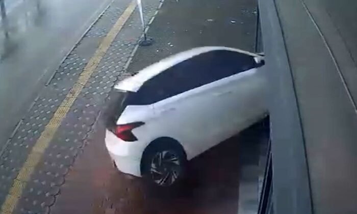 Otomobil iş yerinin vitrininden içeri girdi