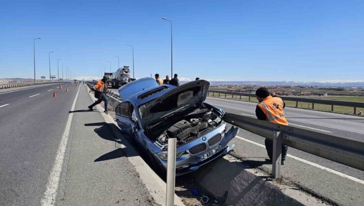 Otomobil refüje çarptı, araçta sıkışan sürücüyü itfaiye kurtardı