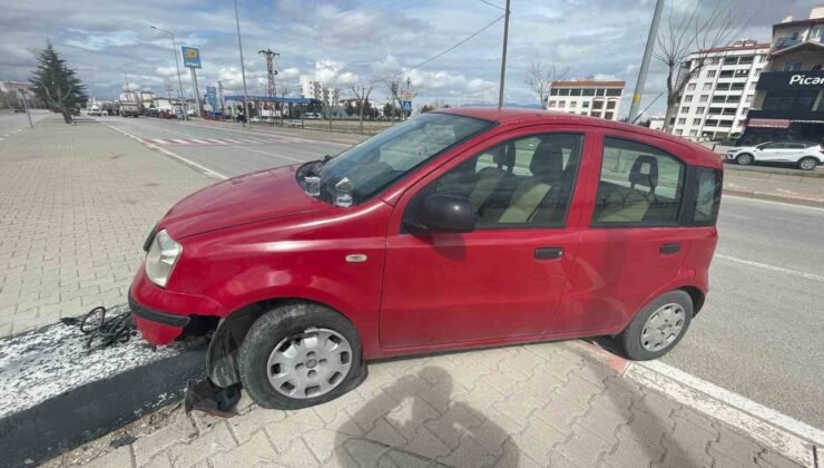 Otomobil refüje çıktı, sürücü kazayı yara almadan atlattı