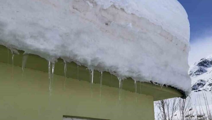 Ovacık’ta kar kalınlığı 2 metreyi buldu, evler kardan kayboldu