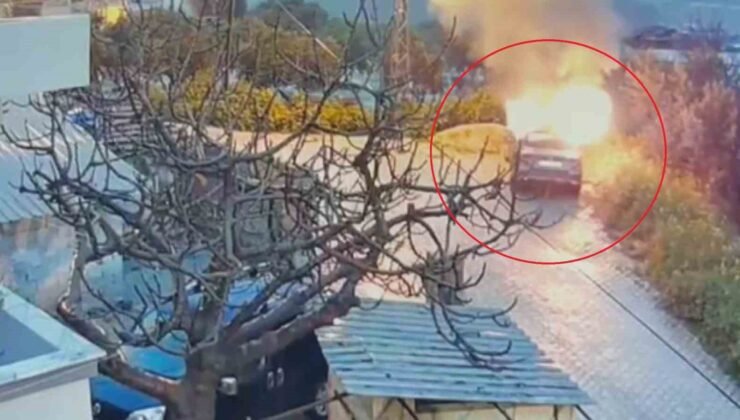 Park halindeki otomobili benzin döküp kundaklamak isterken kendini yaktı