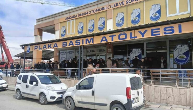 Plakasının yazı sitili standartlara aykırı olan sürücüler ceza yememek için plaka basım atölyesinde uzun kuyruklar oluşturdu