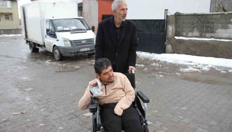 Polis memurunun hediyeleri engelli gencin yüzünü güldürdü