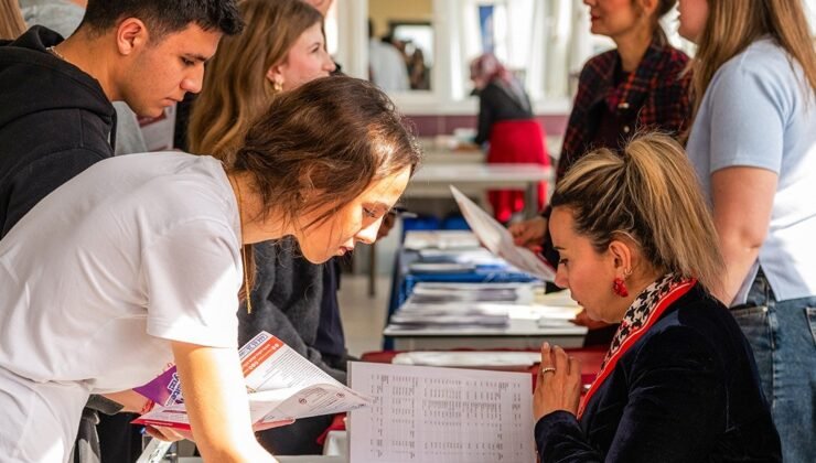 Radikal Okullarında kariyer günleri: Uzman isimler öğrencilerle geleceği konuştu