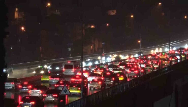 Ramazan Bayramı’nın ikinci gününde gece saatlerinde köprü trafiği devam ediyor
