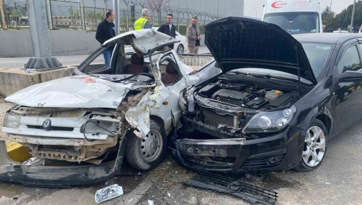 Refüje çarpıp karşı şeride geçen otomobil başka araca çarptı: 1 ölü