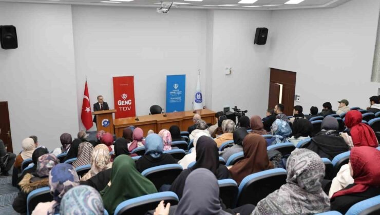 Rektör Prof. Dr. Altun, öğrencilerle kitap tahlili yaptı