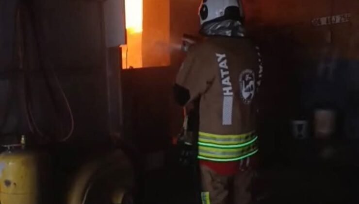 Reyhanlı’da iş yeri alevlere teslim oldu