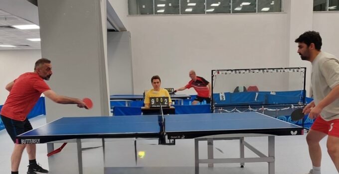 Sağlık çalışanları masa tenisi turnuvasında buluştu