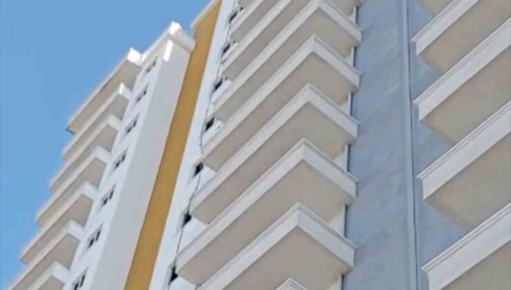 Samsun’da 20 katlı binaya çıkan genci polis ikna etti