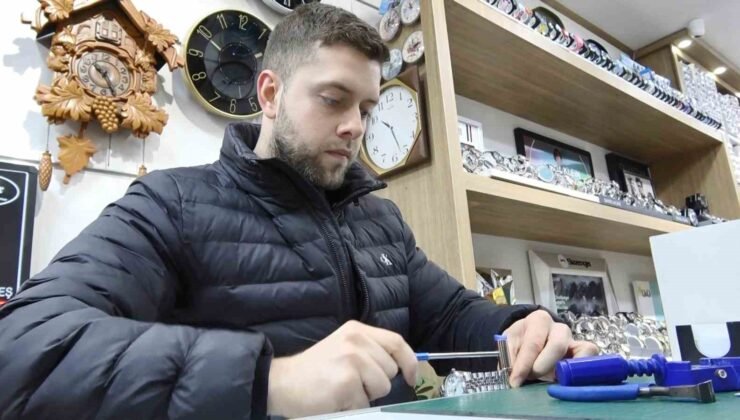 Samsun’un en genç saat tamircisi, zamana ayar veriyor