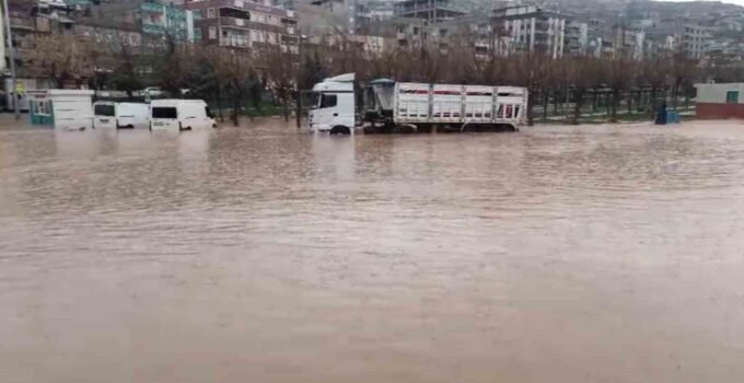 Şanlıurfa’da sağanak yağış sele dönüştü: Ev ve oteli su bastı