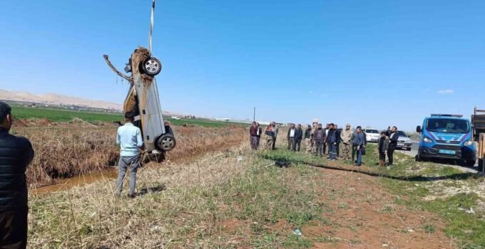 Şanlıurfa’da tahliye kanalına devrilen otomobilin sürücüsü yaralandı