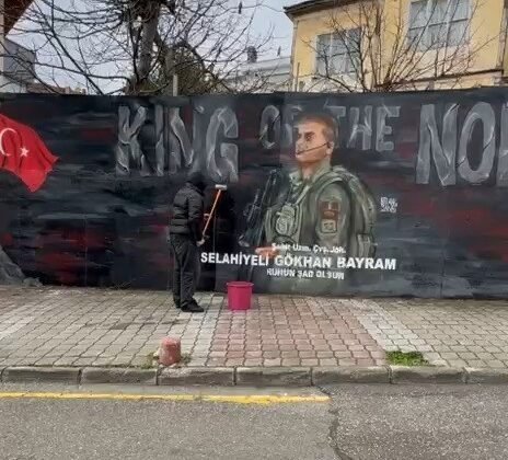 Şehidin resmini grafiti yapan gence Başkan Doğan’dan hediye