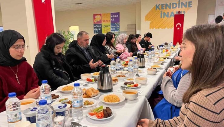 Şehit aileleri ve üniversiteli öğrenciler iftar sofrasında buluştu
