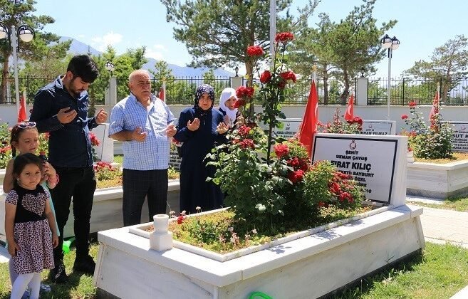 Şehitlikte arife günü hüzünlü buluşma