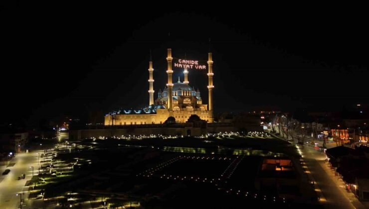 Selimiye Camii’nde mahya mesajı değişti: “Camide Hayat Var”