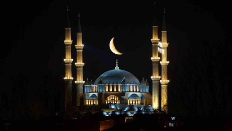 Selimiye’nin üzerinde hilal büyüledi