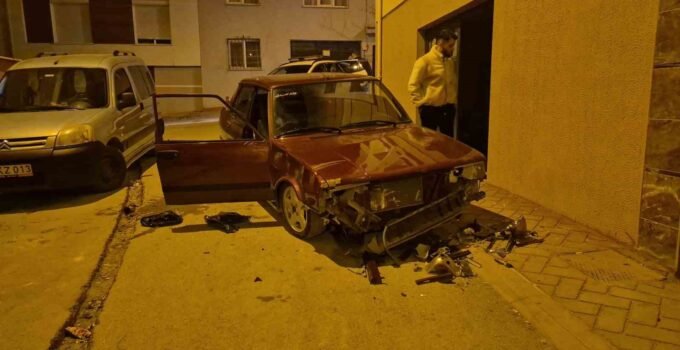 Sevgilisinden ayrılan genç sokak ortasında aracını parçaladı