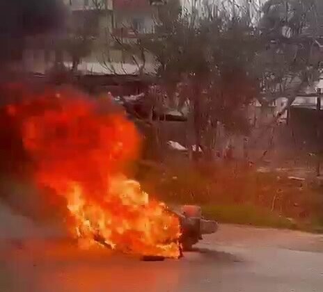 Seyir halindeki motosiklet yandı